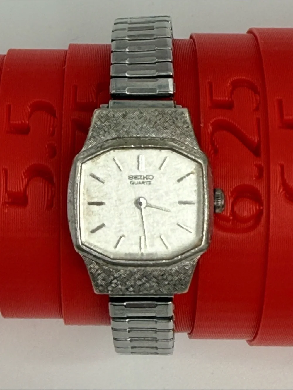vintage Seiko quartz watch 4700 5109 70s tonneau case textured expansion band
